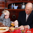 Kong Harald hjelper Prins Sverre Magnus med å pynte pepperkaker (Foto: Lise Åserud, Scanpix)